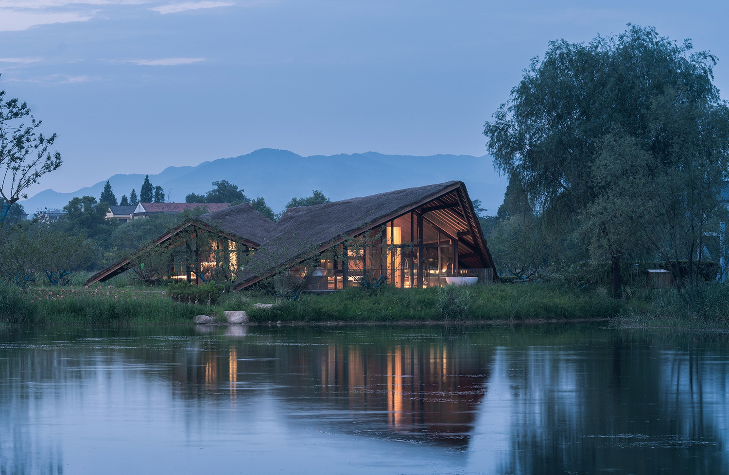 调整大小 01.水边的燕屋 Swallow House by the river 赵奕龙.jpg