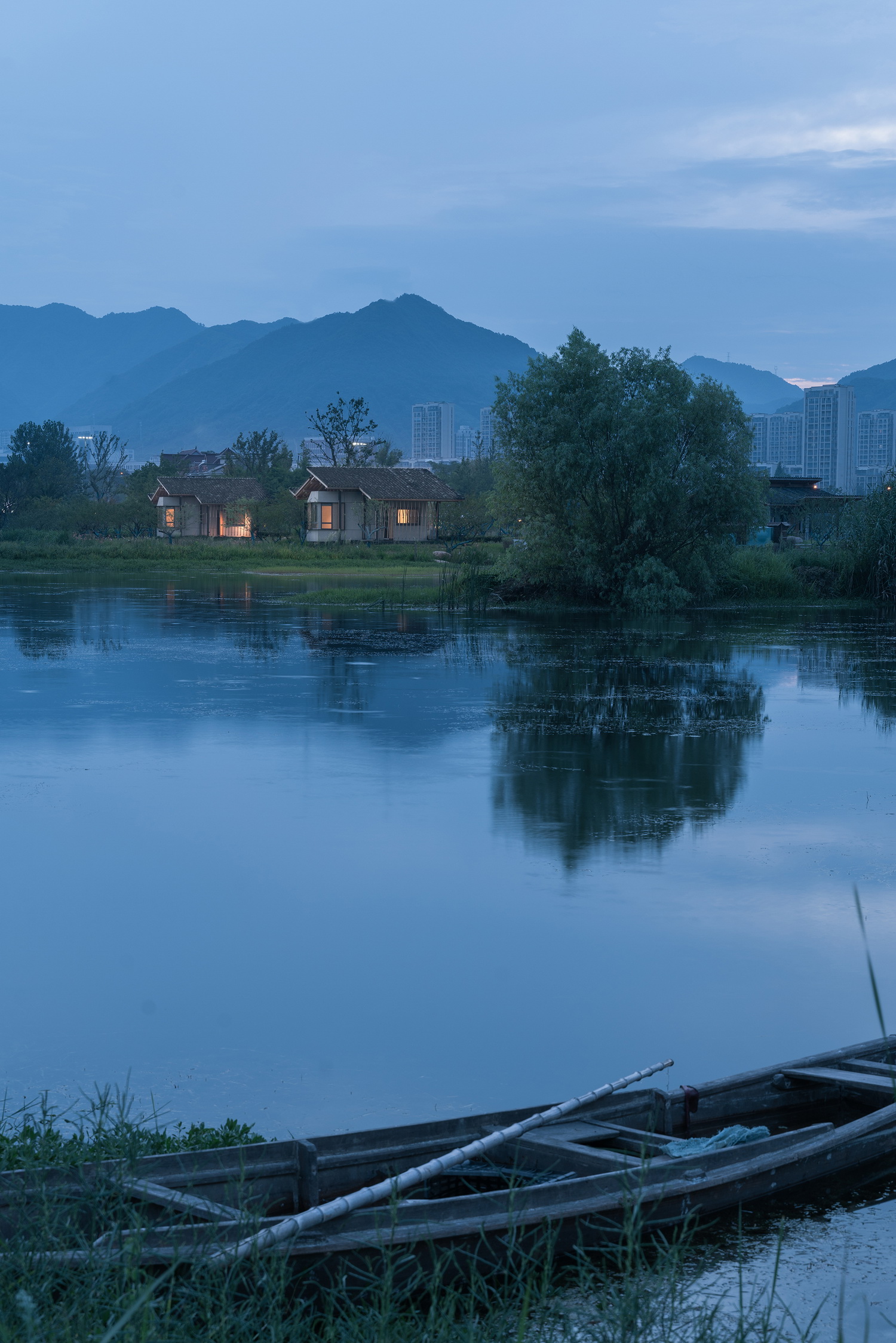 调整大小 05.傍晚亮灯的客房与水上孤舟 Lighted-up guest rooms and the lone boat赵奕龙.jpg