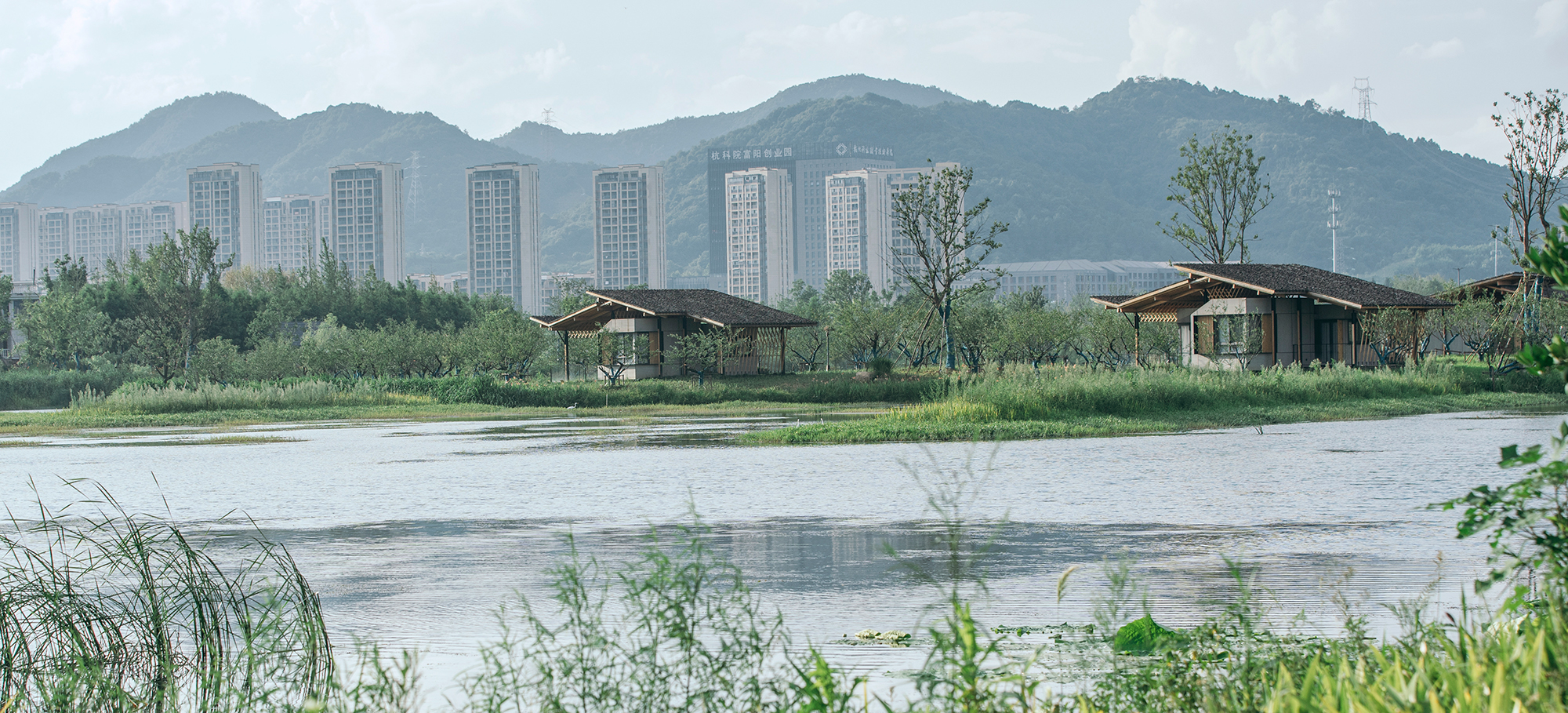 14.折叠的坡屋顶与远山呼应嵒建筑-赵赛.jpg