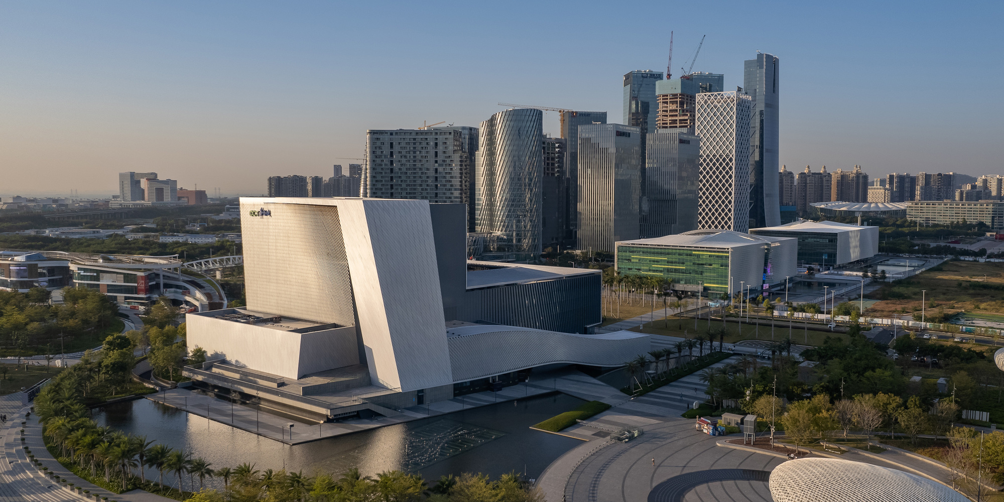 2_RDA_–_Bao’An_Performing_Arts_Centre_–_Credit_張超建築攝影工作室_Zhang_Chao_Studio_–_Exterior_7.jpg