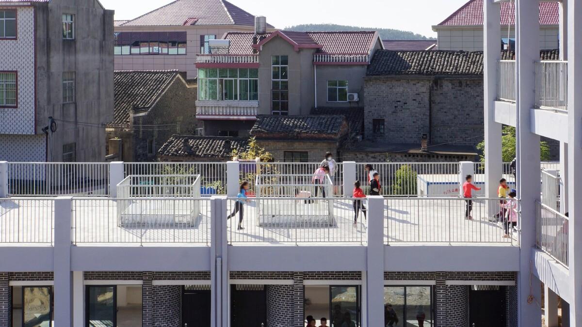 沿江乡村学校 / DOMAT