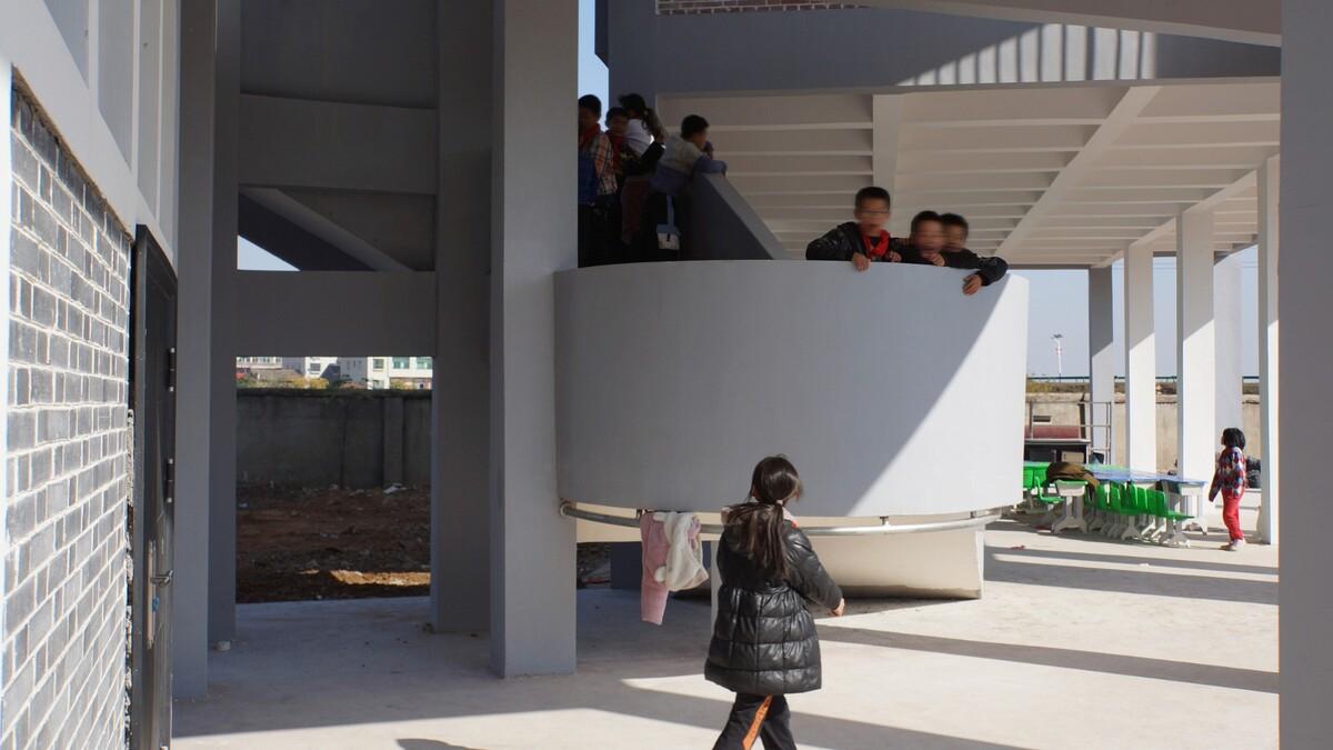 沿江乡村学校 / DOMAT