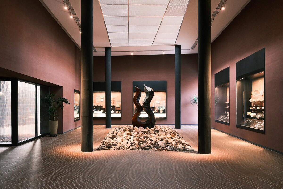 “釉”织新旧，黄龙山·紫砂矿源展示馆 / 东南大学
+旭可建筑