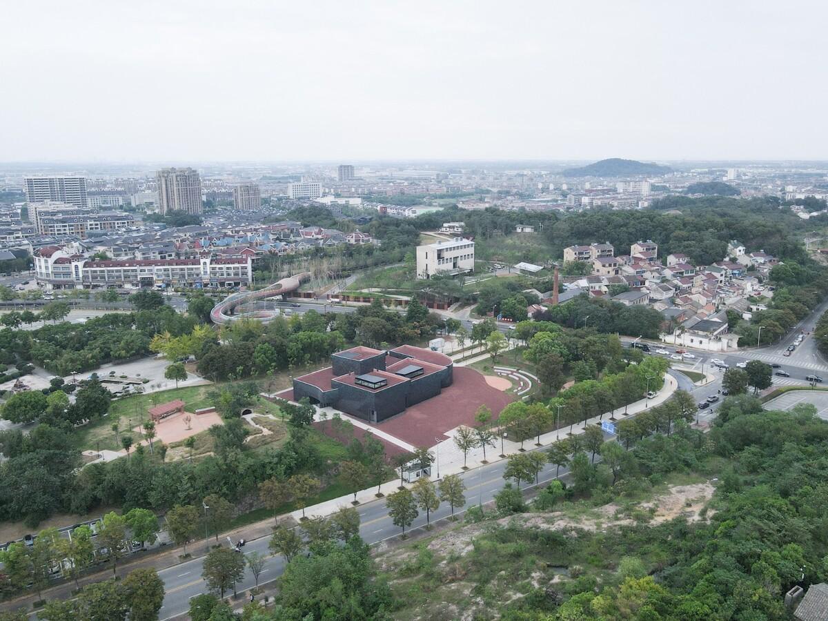 “釉”织新旧，黄龙山·紫砂矿源展示馆 / 东南大学
+旭可建筑