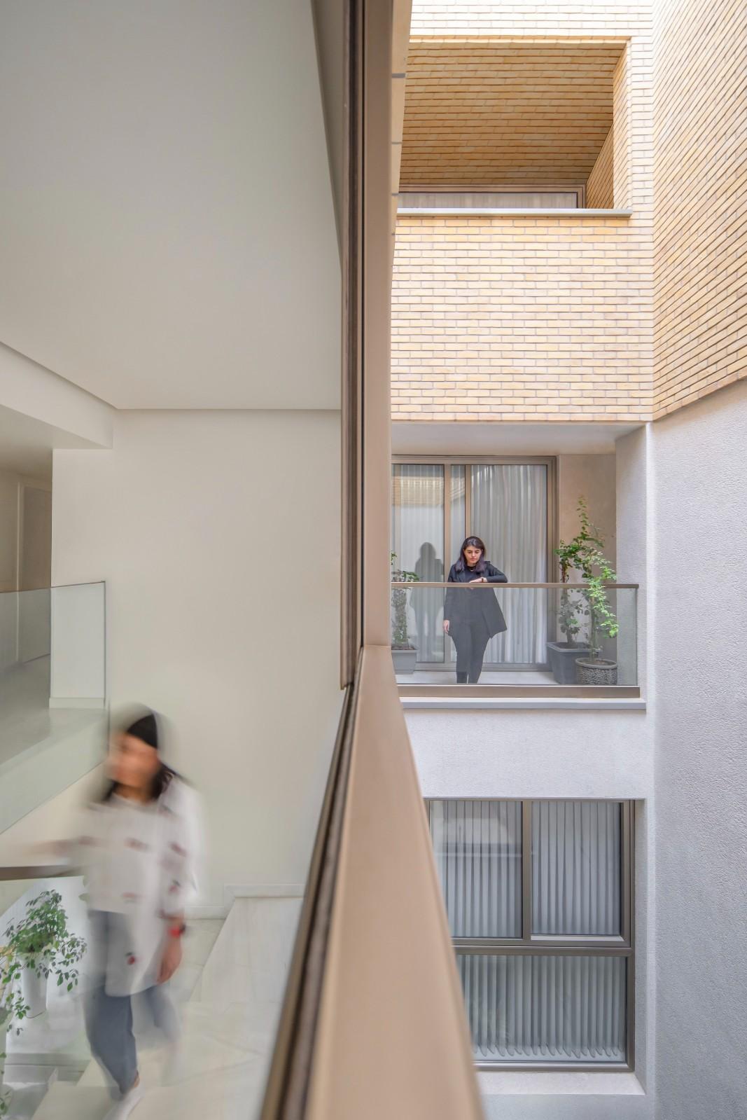 2 IVANs, 2 HOUSEs / HAMAAN Studio