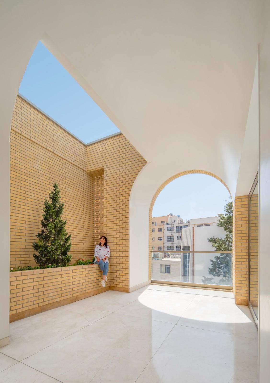 2 IVANs, 2 HOUSEs / HAMAAN Studio