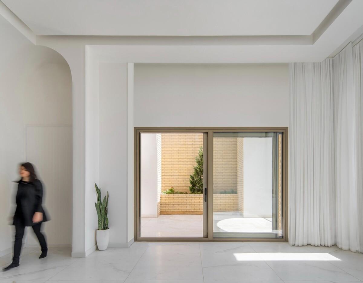 2 IVANs, 2 HOUSEs / HAMAAN Studio