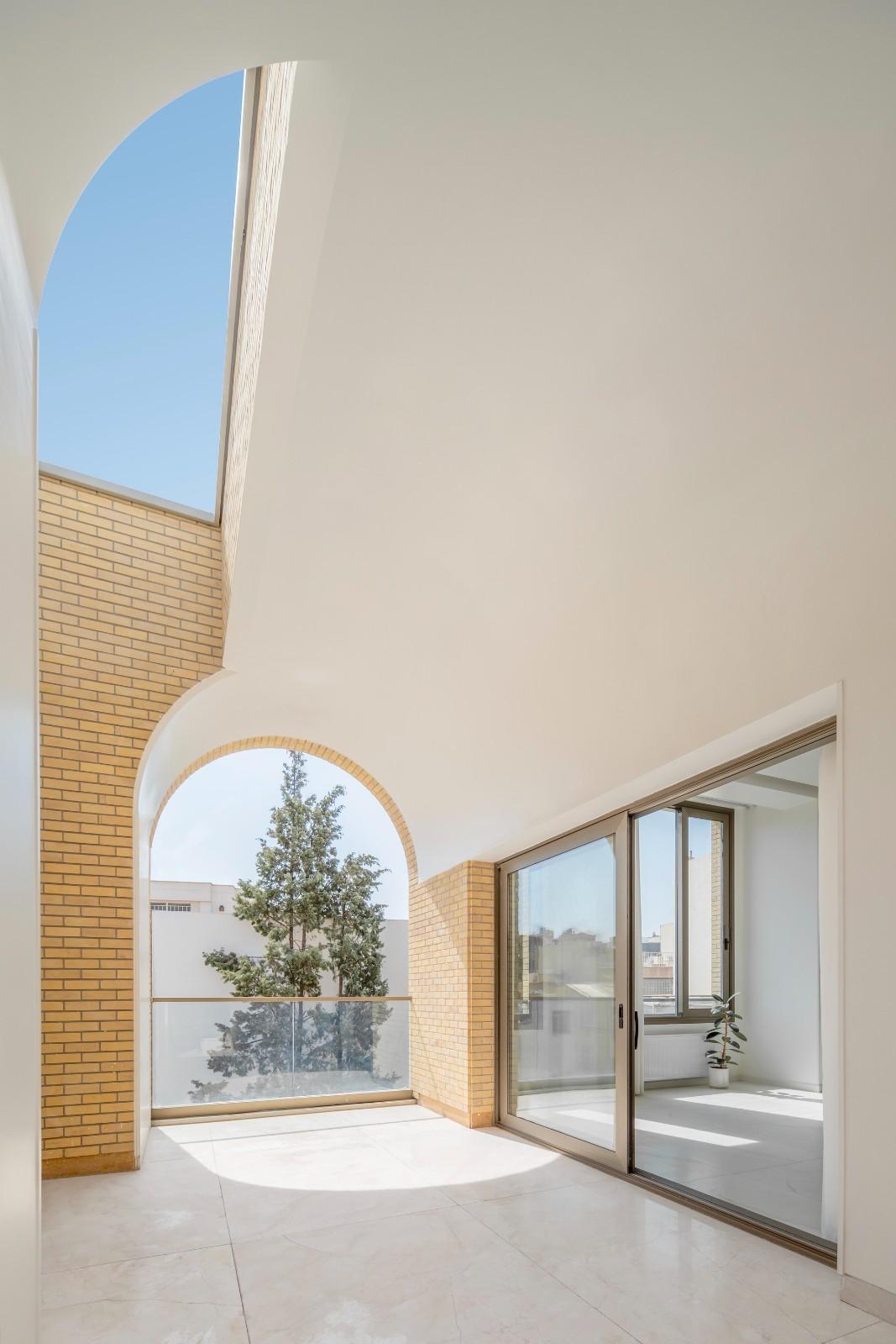 2 IVANs, 2 HOUSEs / HAMAAN Studio