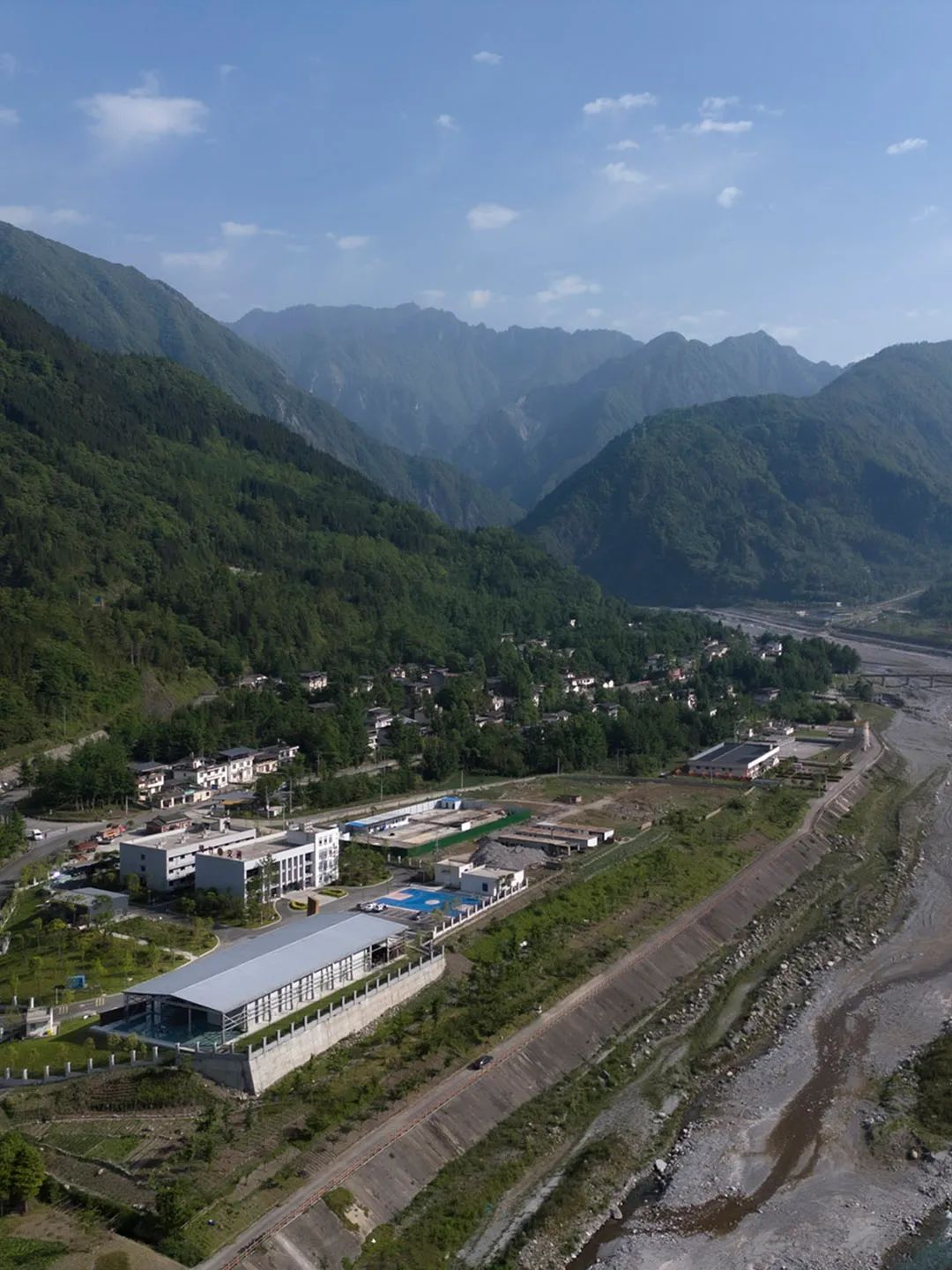 天堑与巨石——“绵茂公路”纪念展览馆设计 / 上海交通大学设计学院昊德工作室