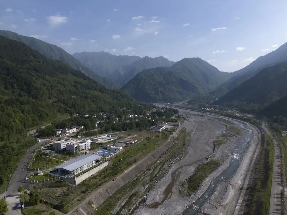 天堑与巨石——“绵茂公路”纪念展览馆设计 / 上海交通大学设计学院昊德工作室